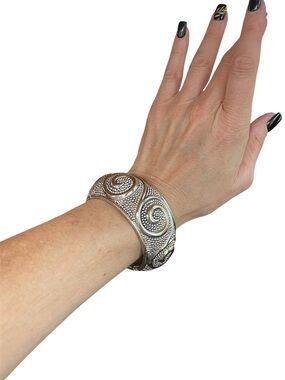 Chunky Silver Tone Swirl Bangle Bracelet Magnetic Closure